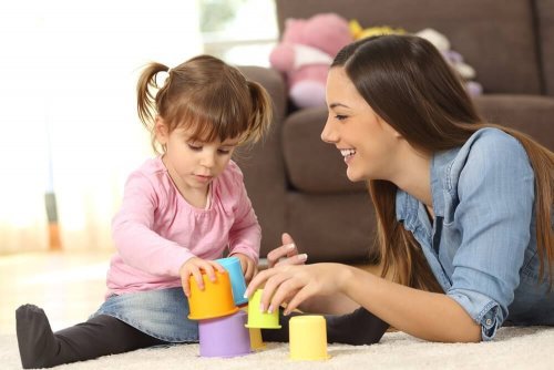 Babá e bebê brincando juntas