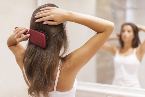 Escovar o cabelo diariamente para recuperar o brilho