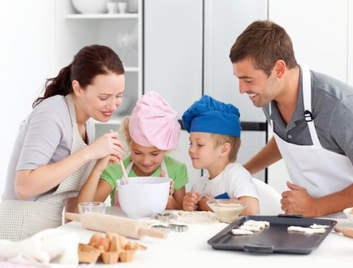 Familia fazendo biscoitos de nata