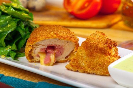Frango recheado à milanesa