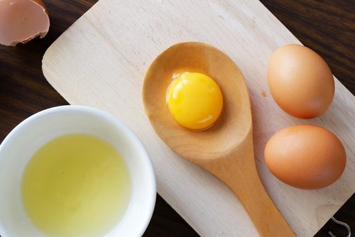 Use várias gemas para fazer fios de ovo