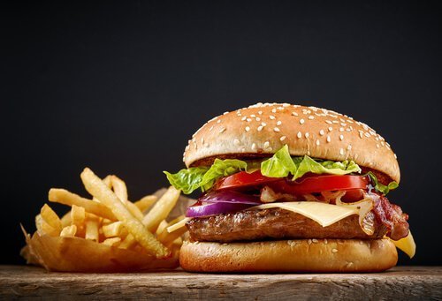 Hambúrguer de frango com alto teor de proteína com batata frita
