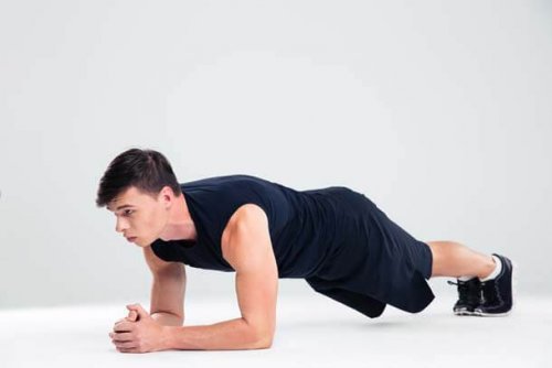 Homem fazendo exercícios abdominais