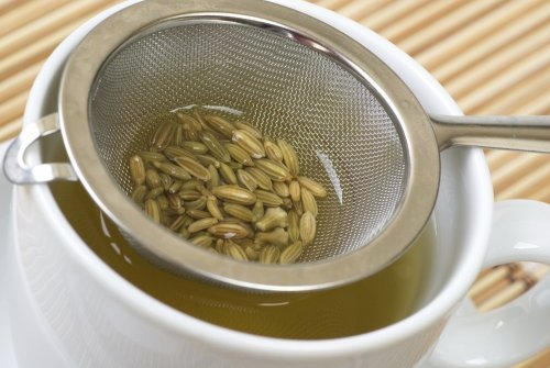 Infusão com sementes de erva-doce contra as cólicas em bebês