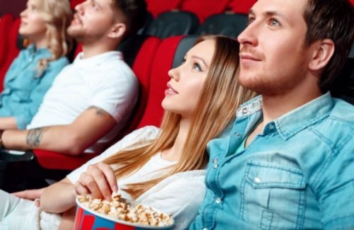Casal assistindo filmes no cinema
