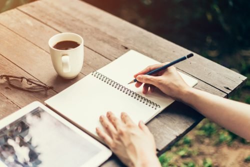 Faça uma lista de convidados para o chá de bebê