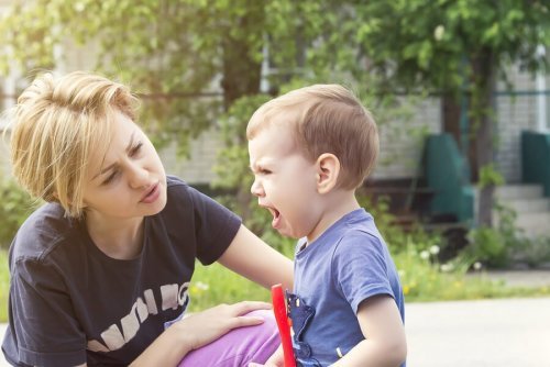 Mãe ensinando o filho não brigar