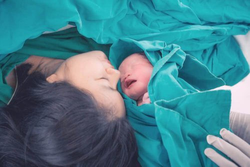 Mãe e seu bebê depois do nascimento