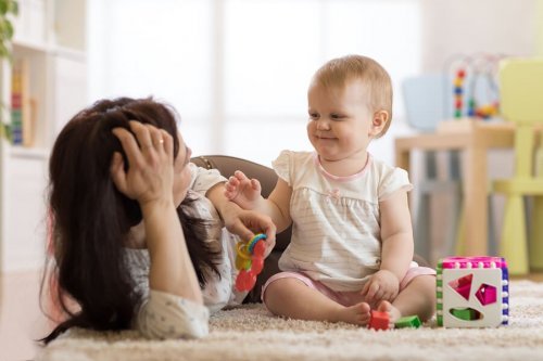 Mãe bincando com bebê
