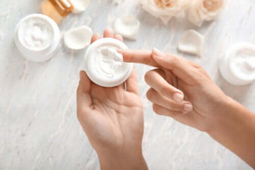 Cuidados de mãos e pés: esfoliação e hidratação