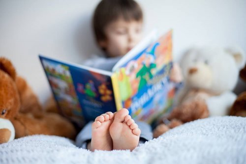 Para despertar o interesse pela leitura na criança: deixe os livros à vista