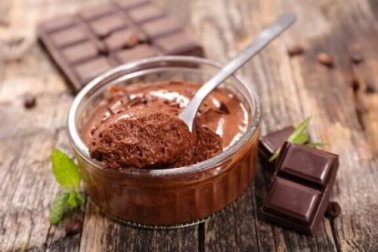 Prepare uma deliciosa mousse de chocolate caseira