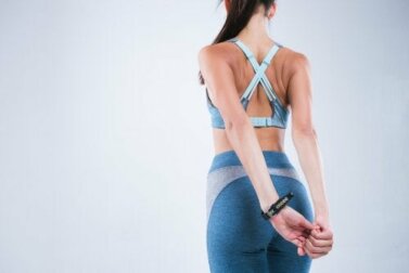 4 alongamentos que ajudam a corrigir a postura