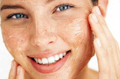 A esfoliação ajuda a manter a suavidade da pele do rosto