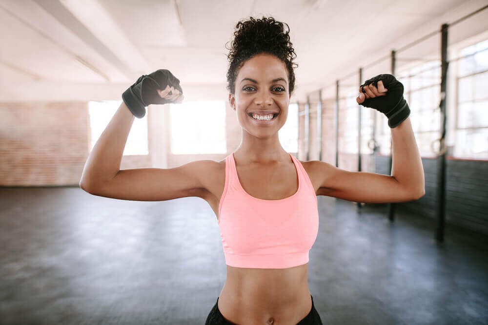 Fazer exercícios que dão forma ao corpo e que tonifiquem os músculos são úteis para tratar a flacidez
