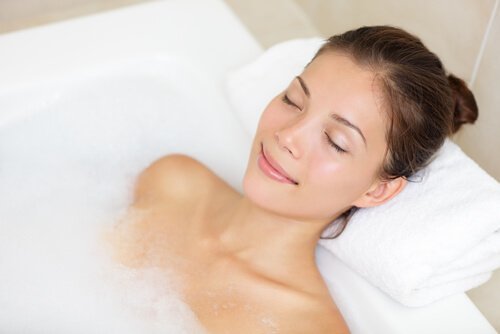 Banho de água quente para aliviar a dor de cabeça