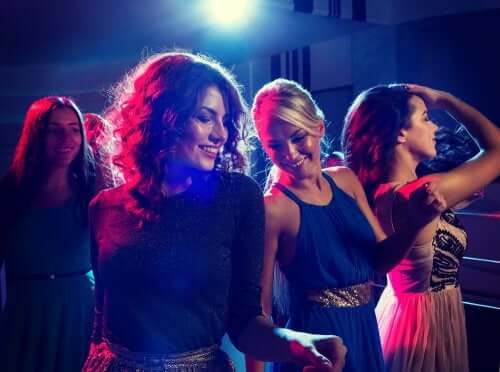Os 10 penteados mais fáceis de fazer para sair à noite