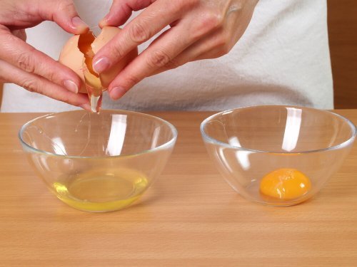 Para fazer fios de ovo, use a gema