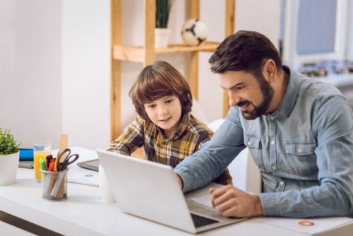 Pai ajudando seu filho a estudar