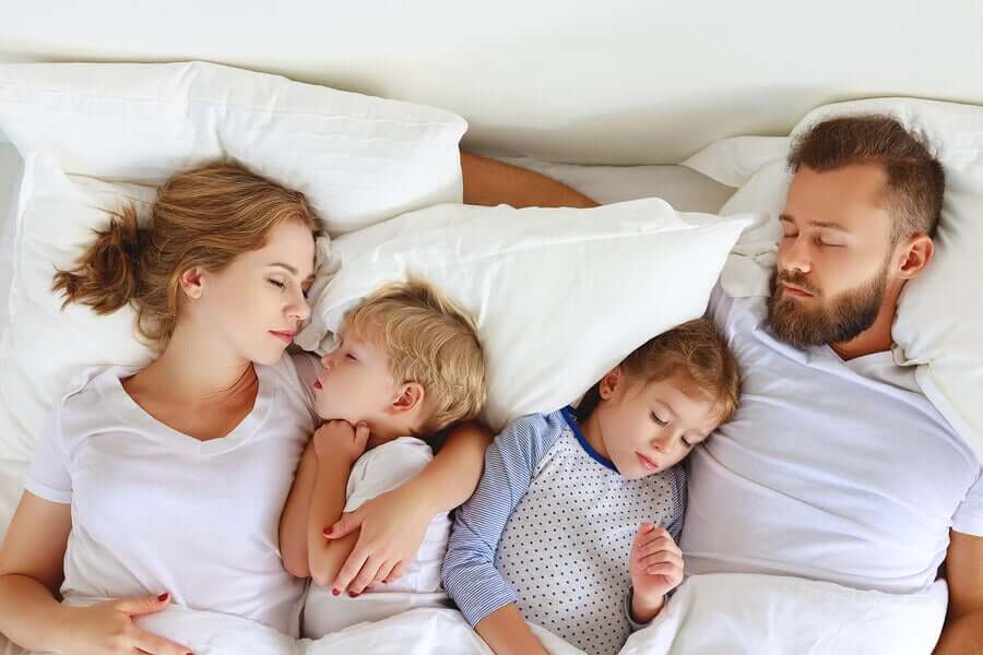 Por que as crianças querem dormir na cama dos pais?
