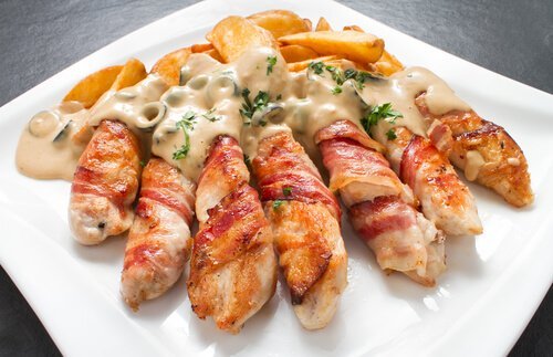 Frango recheado com cream cheese, alho e cebolinha