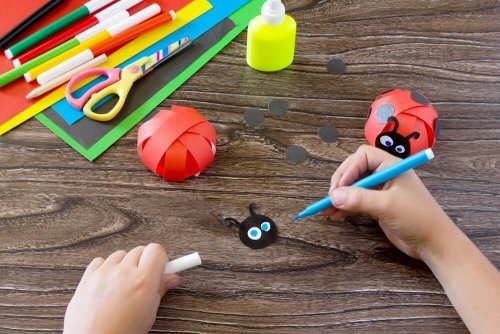 Atividades para fazer em casa quando chove: pintar