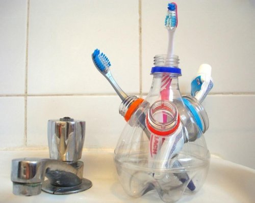 Porta escova de dentes feito com embalagens de plástico