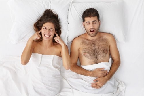 Mulher não conseguindo dormir pelos roncos do parceiro