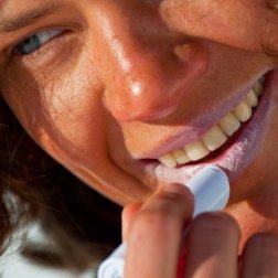 6 dicas para proteger a pele dos lábios contra o sol