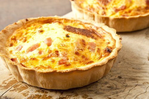 Quiche de verduras e queijo gratinado