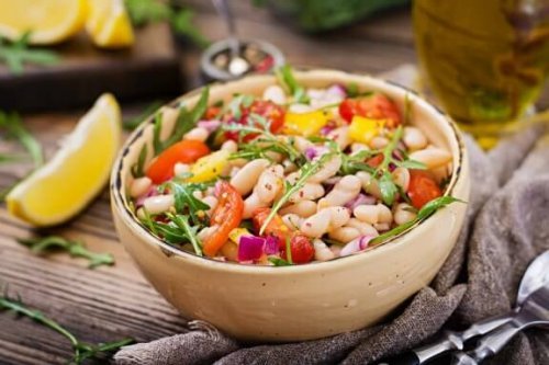2 maneiras diferentes de fazer uma salada com feijão