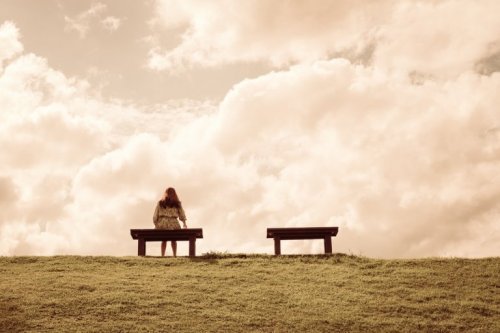 Mulher com medo da solidão sentada no banco