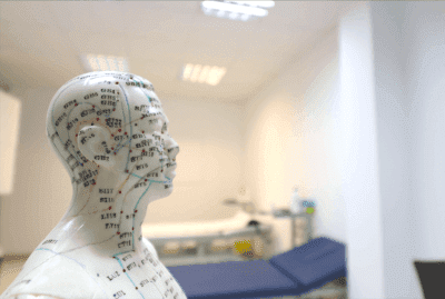 Tratamento de auriculopuntura contra o Parkinson