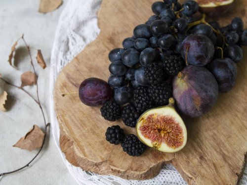 Deliciosas trufas de chocolate com acompanhamento de frutas