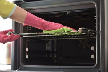 7 truques para limpar as bandejas do forno