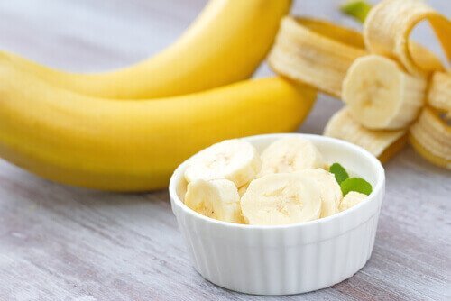 Experimente adicionar banana ao sorvete de coco