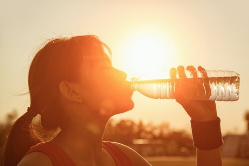 Beba água para tratar a hipertermia