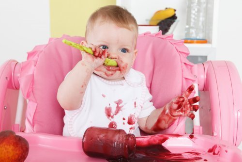 Nenem comendo