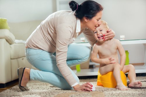 Criança aprendendo a controlar o xixi