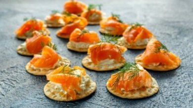 Blinis de salmão defumado e molho tártaro