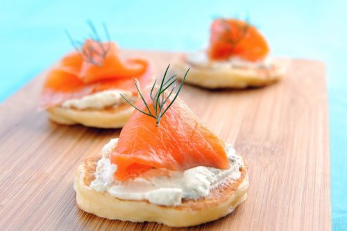 Blinis de salmão e queijo