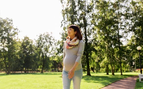 Caminhar é uma forma de se exercitar durante a gravidez