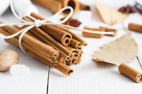 Canela para melhorar o cheiro do guarda-roupa