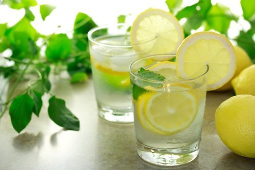 Chá com limão para aliviar os sintomas da gripe