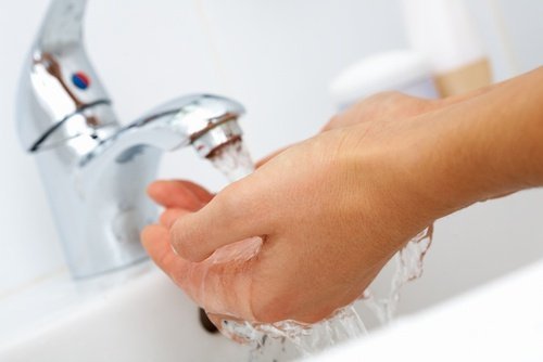Lave suas mãos antes de preparar comidas saudáveis para o bebê