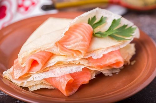 Encante-se com os blinis de salmão defumado e molho tártaro