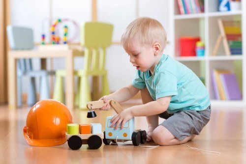 Criança autista brincando