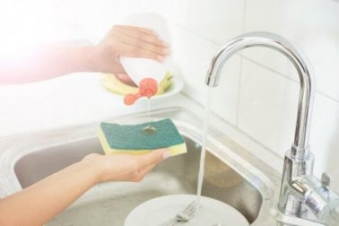 5 truques para desinfetar as esponjas da cozinha