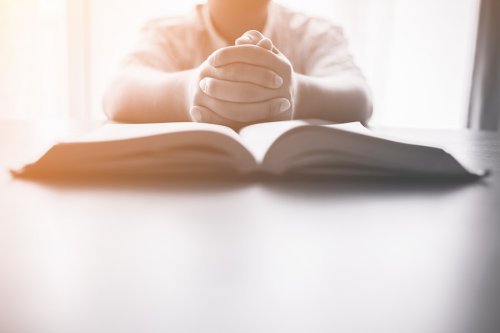 Escolher entre educação religiosa ou laica