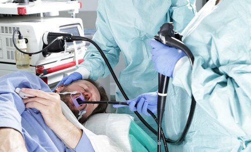 Homem fazendo uma endoscopia